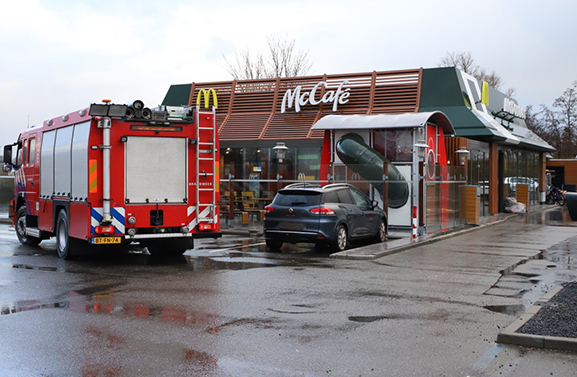 Brandweer rukt uit voor 'vreemde lucht’ bij McDonald's in Enspijk