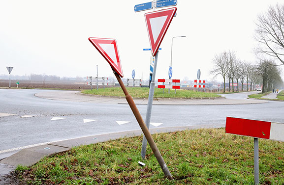 Een spoor van vernielingen op de weg tussen Heukelum en Asperen