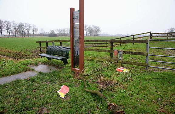 Een spoor van vernielingen op de weg tussen Heukelum en Asperen