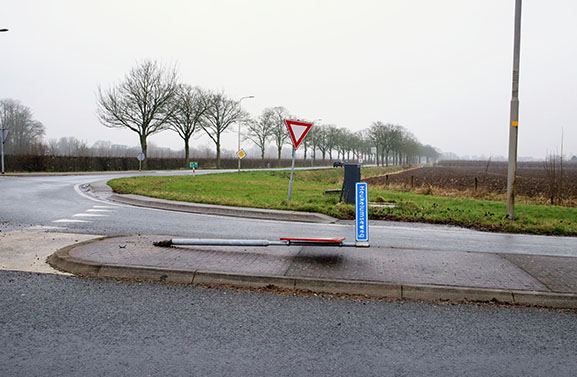 Een spoor van vernielingen op de weg tussen Heukelum en Asperen
