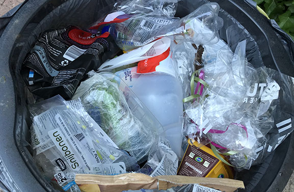 Avri roept op: blikjes bij het plastic, niet in de glasbak!