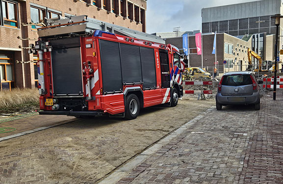 Brandweer rukt uit voor gaslekkage in het Schoolstraatje in Tiel