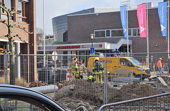 Brandweer rukt uit voor gaslekkage in het Schoolstraatje in Tiel