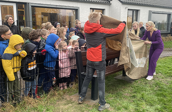 Bankje van afval onthuld op basisschool de Klepper in Zoelmond