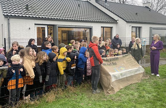 Bankje van afval onthuld op basisschool de Klepper in Zoelmond