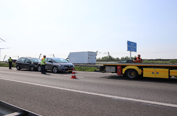 Flinke vertraging op de A15 bij Wadenoijen door ongeval