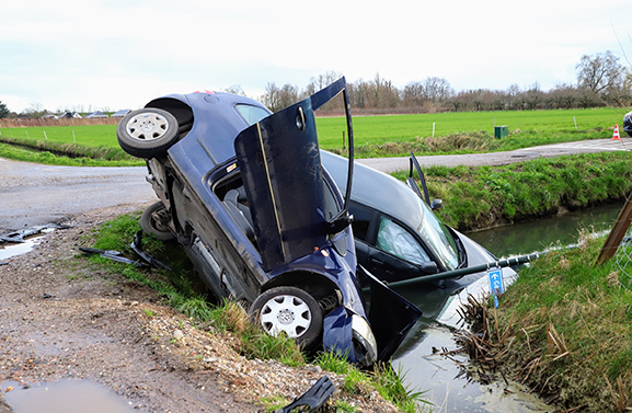 Twee auto's in de sloot in Heesselt