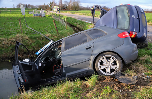Twee auto's in de sloot in Heesselt