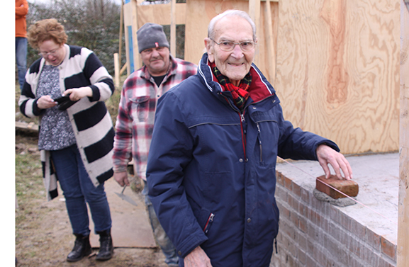 98-jarige vrijwilliger legt eerste steen herbouw wipkorenmolen in Vianen