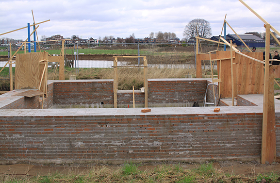 98-jarige vrijwilliger legt eerste steen herbouw wipkorenmolen in Vianen