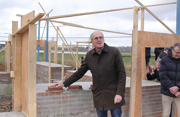 98-jarige vrijwilliger legt eerste steen herbouw wipkorenmolen in Vianen