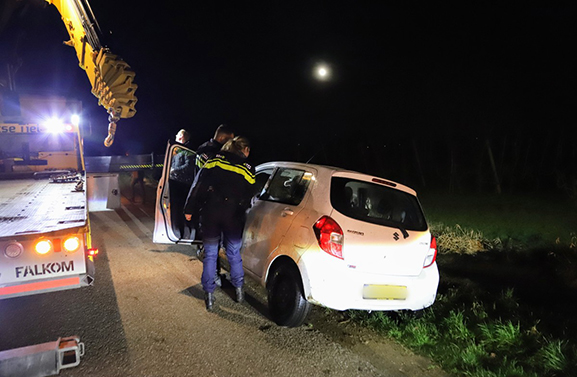 Auto in de sloot in Lienden, bestuurder onbekend