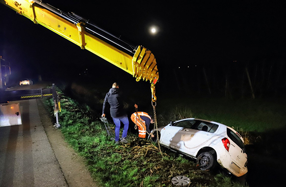 Auto in de sloot in Lienden, bestuurder onbekend