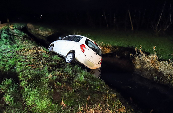 Auto in de sloot in Lienden, bestuurder onbekend