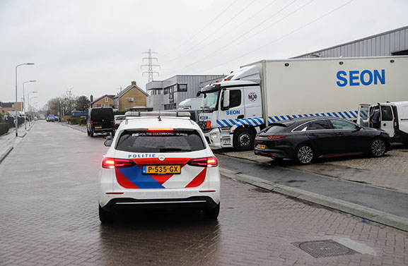 Politie valt bedrijfspand aan Latensteinseweg in Tiel binnen