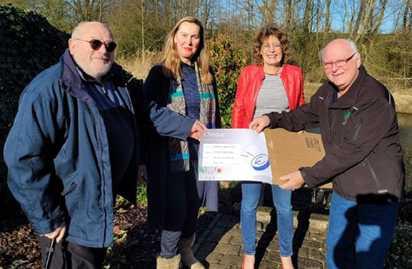 Taptoe Vrijstad Vianen ontvangt cheque van 5.000 euro van Rabobank