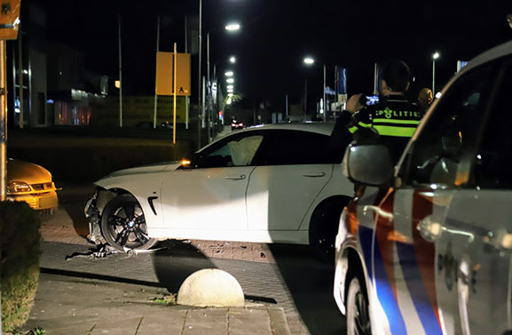 Veel schade bij botsing van twee personenauto's op industrieterrein in Tiel