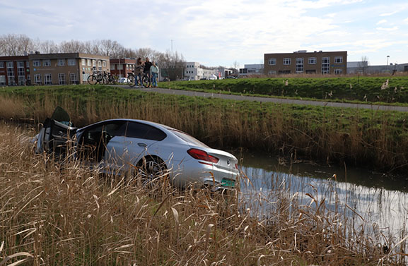 Auto te water aan de Laan van Parijsch in Culemborg