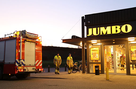 Brandweer Culemborg rukt uit voor gaslucht bij supermarkt Jumbo