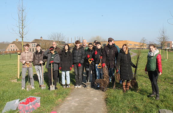 Leerlingen Oosterlicht College Vianen en wethouder Bel planten bomen