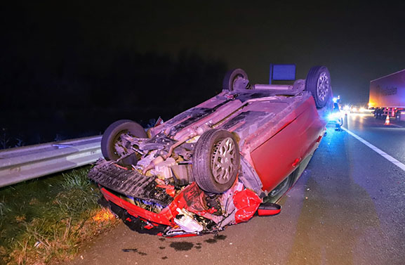Auto op de kop bij ongeval op de A15 bij Echteld