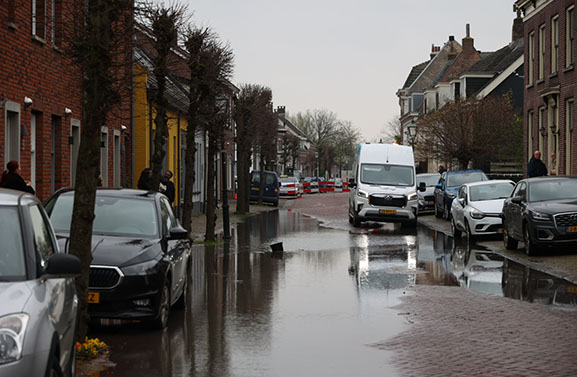 Voorstraat in Asperen blank door gesprongen waterleiding