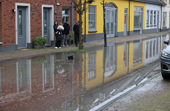 Voorstraat in Asperen blank door gesprongen waterleiding