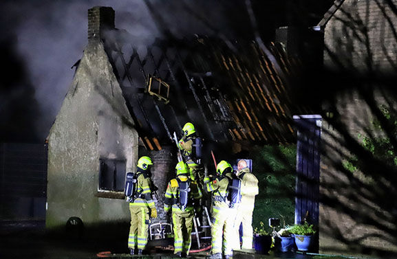 Veel schade bij schuurbrand aan de Waalbandijk in Ochten
