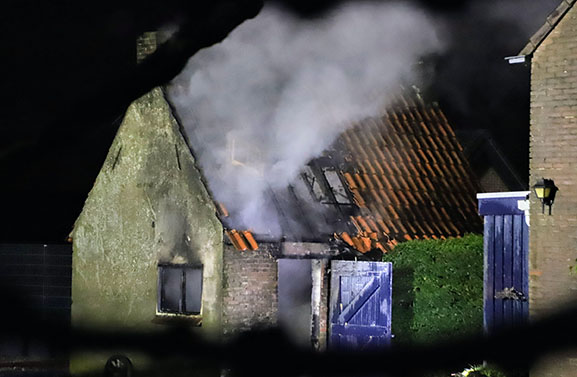 Veel schade bij schuurbrand aan de Waalbandijk in Ochten