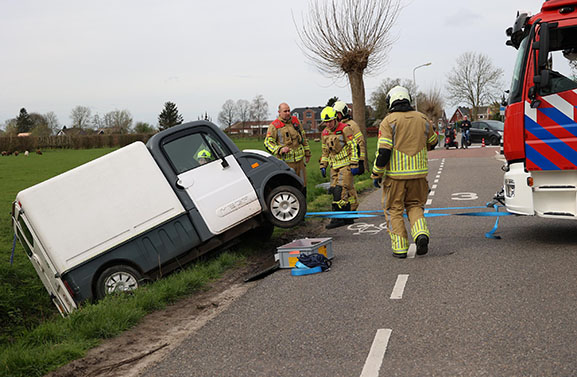 Brommobiel belandt in droge sloot in Schoonrewoerd