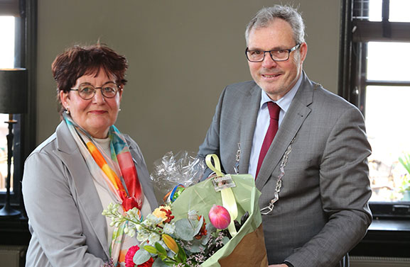 Neder-Betuwe Speld voor trouwambtenaren Danja van Ingen en Riet Valster