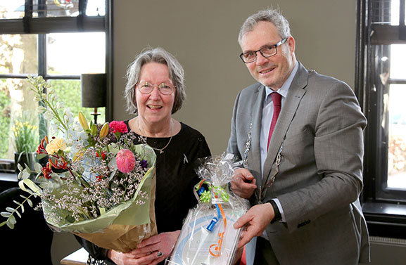 Neder-Betuwe Speld voor trouwambtenaren Danja van Ingen en Riet Valster
