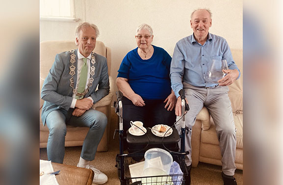 Vroeg wijntje voor burgemeester Fröhlich in Schoonrewoerd