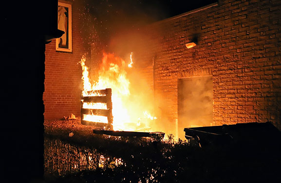 Forse buitenbrand achter cafetaria Big Bread Kitchen in Tiel