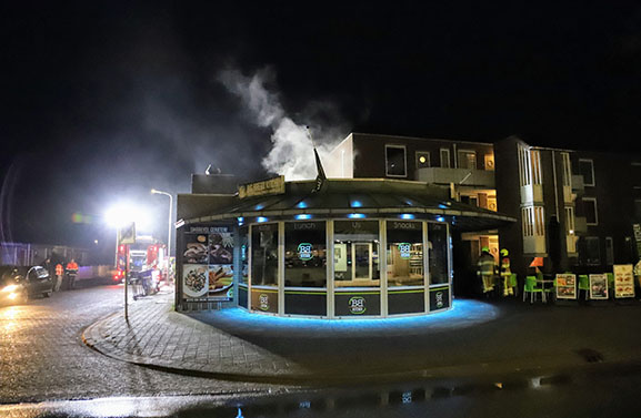 Forse buitenbrand achter cafetaria Big Bread Kitchen in Tiel
