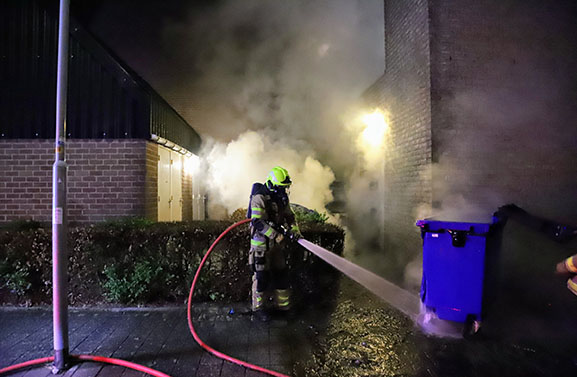 Forse buitenbrand achter cafetaria Big Bread Kitchen in Tiel