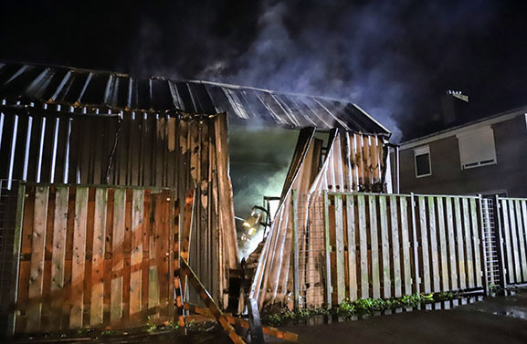 Brand in loods aan de Irenelaan in Dodewaard zorgt voor veel schade