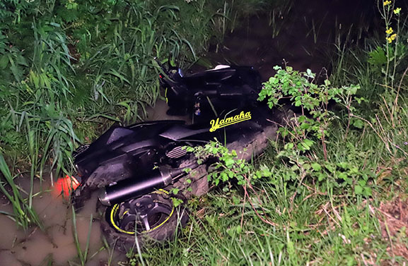 Scooter na aanrijding met auto in de sloot in Buren, bestuurder doorgereden