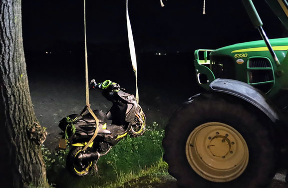 Scooter na aanrijding met auto in de sloot in Buren, bestuurder doorgereden