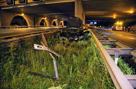 Auto 'vliegt' over de vangrail op de A2 bij knooppunt Deil