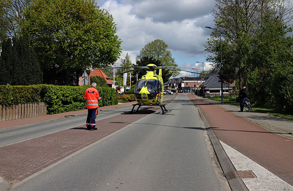 Fietser met spoed naar ziekenhuis na aanrijding met auto in Geldermalsen