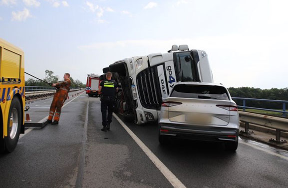 Noodweer treft Tiel: enorme kraan stort in, dak waait van flat