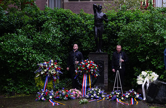 Dodenherdenking in Tiel, wethouders en burgemeester leggen bloemstukken