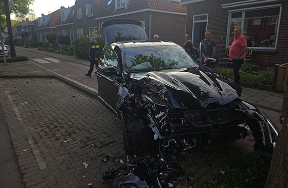 Auto botst frontaal tegen een boom in Vianen