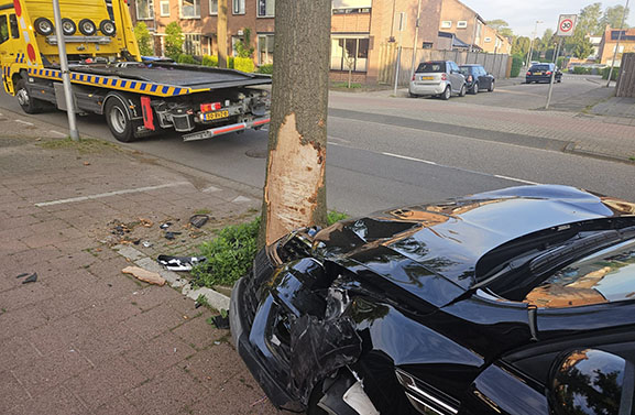 Auto botst frontaal tegen een boom in Vianen