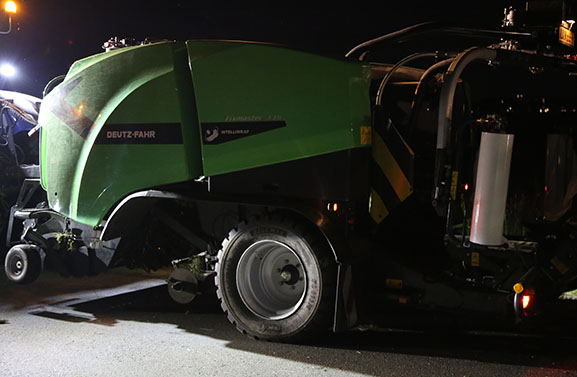 Botsing met balenpers, auto te water aan het Hoogeinde in Leerdam
