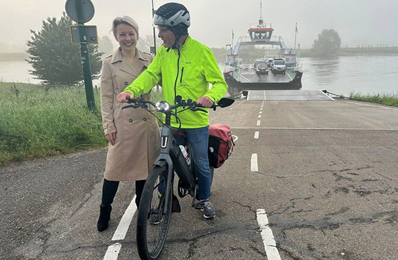 Henk van Blitterswijk gaat voor de laatste dag op de fiets naar het werk