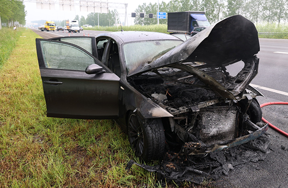 Auto in brand op de A2 bij Enspijk