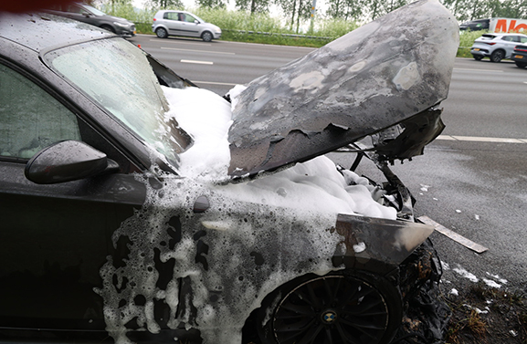 Auto in brand op de A2 bij Enspijk