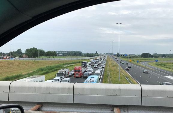 Lange file op A2 bij Culemborg door spoedreparatie Maasbrug